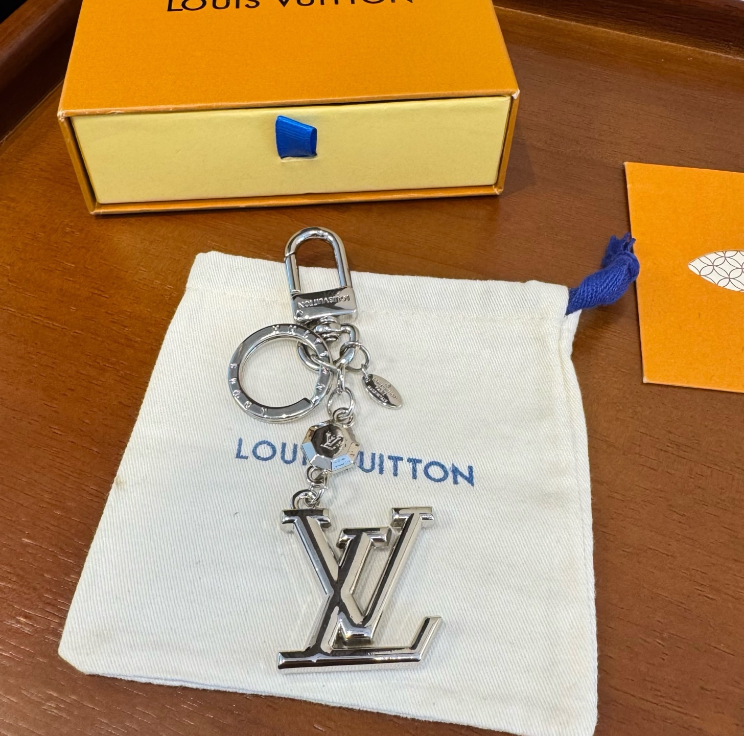 🔥LOUIS VUITTON新款包饰 LV钥匙扣挂件包包挂件包饰 可满足各种时尚品味的实用配饰。凸显时尚个性[强]