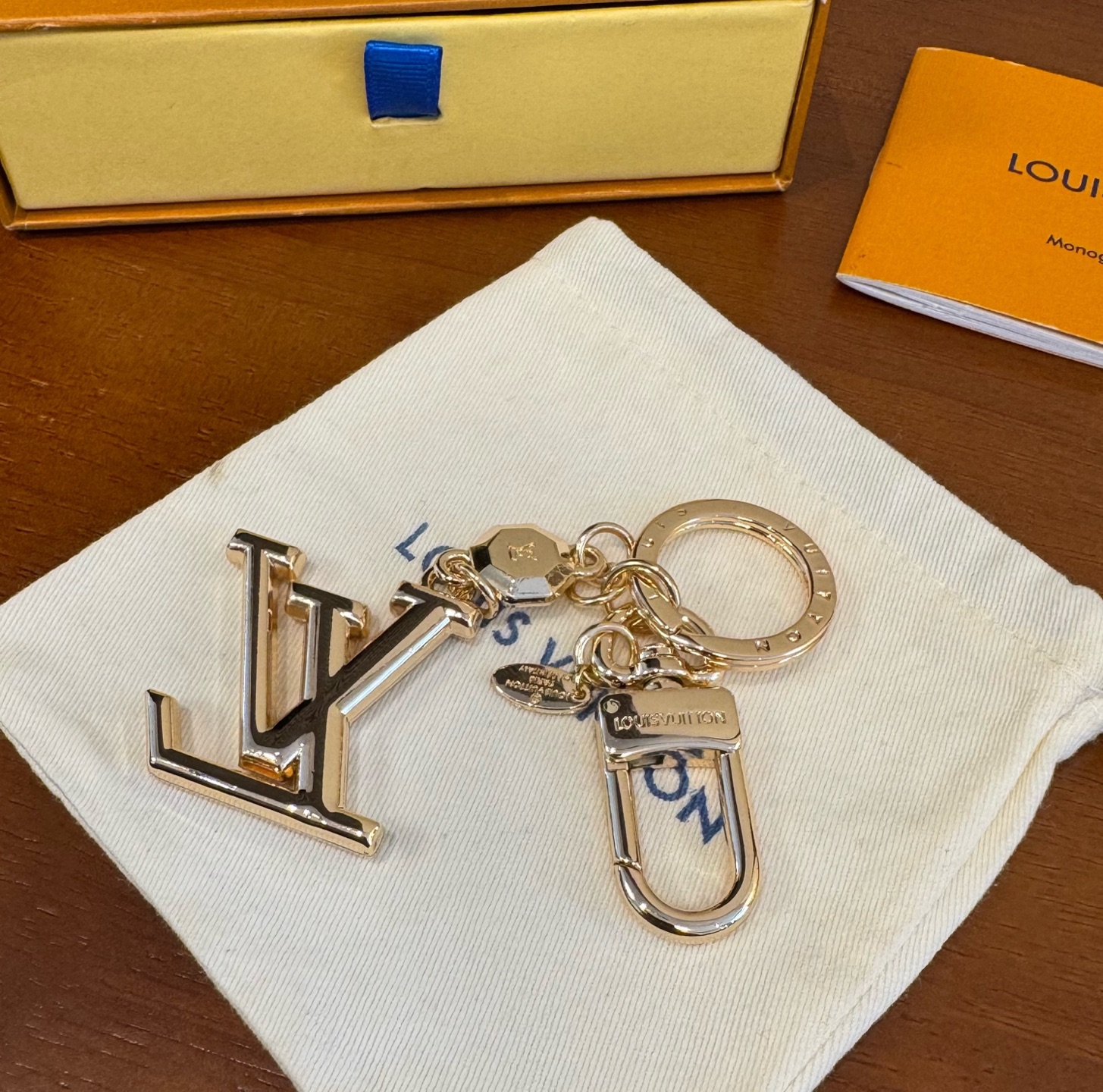 🔥LOUIS VUITTON新款包饰 LV钥匙扣挂件包包挂件包饰 可满足各种时尚品味的实用配饰。凸显时尚个性[强]