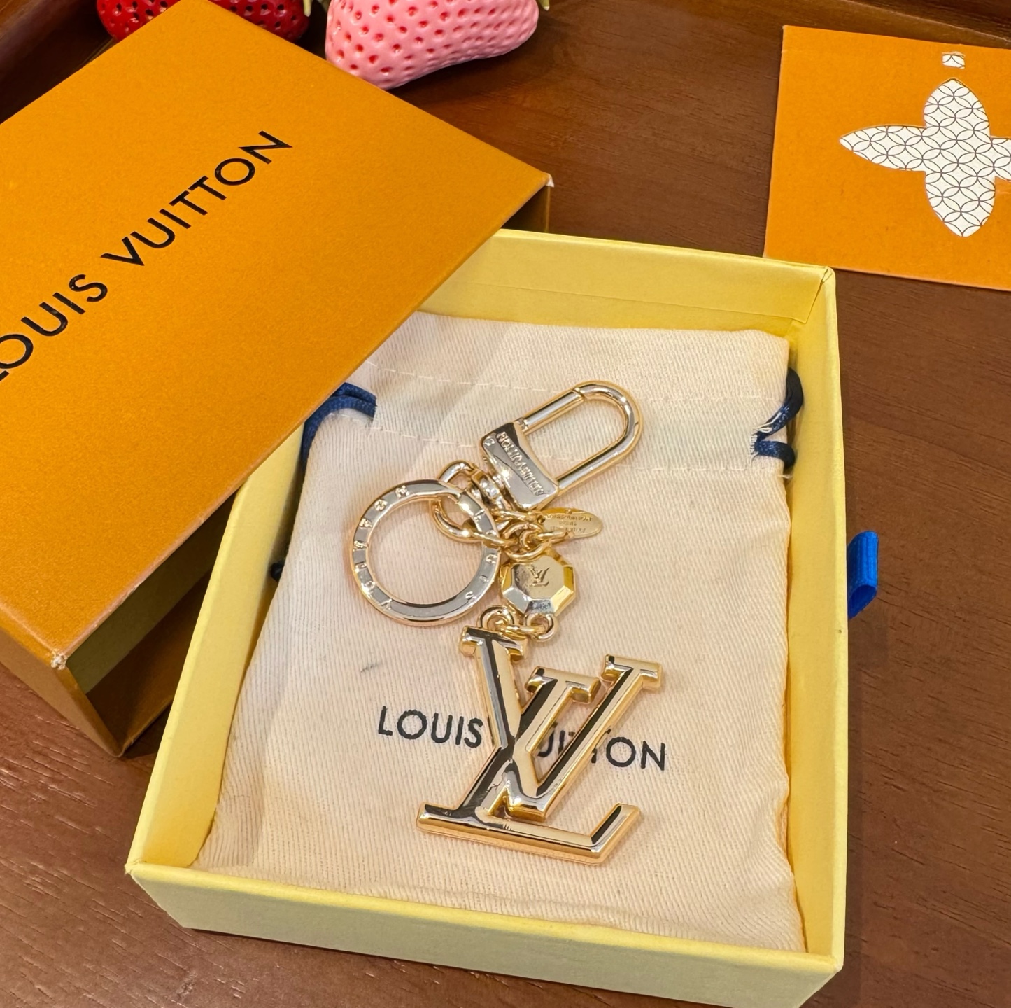 🔥LOUIS VUITTON新款包饰 LV钥匙扣挂件包包挂件包饰 可满足各种时尚品味的实用配饰。凸显时尚个性[强]