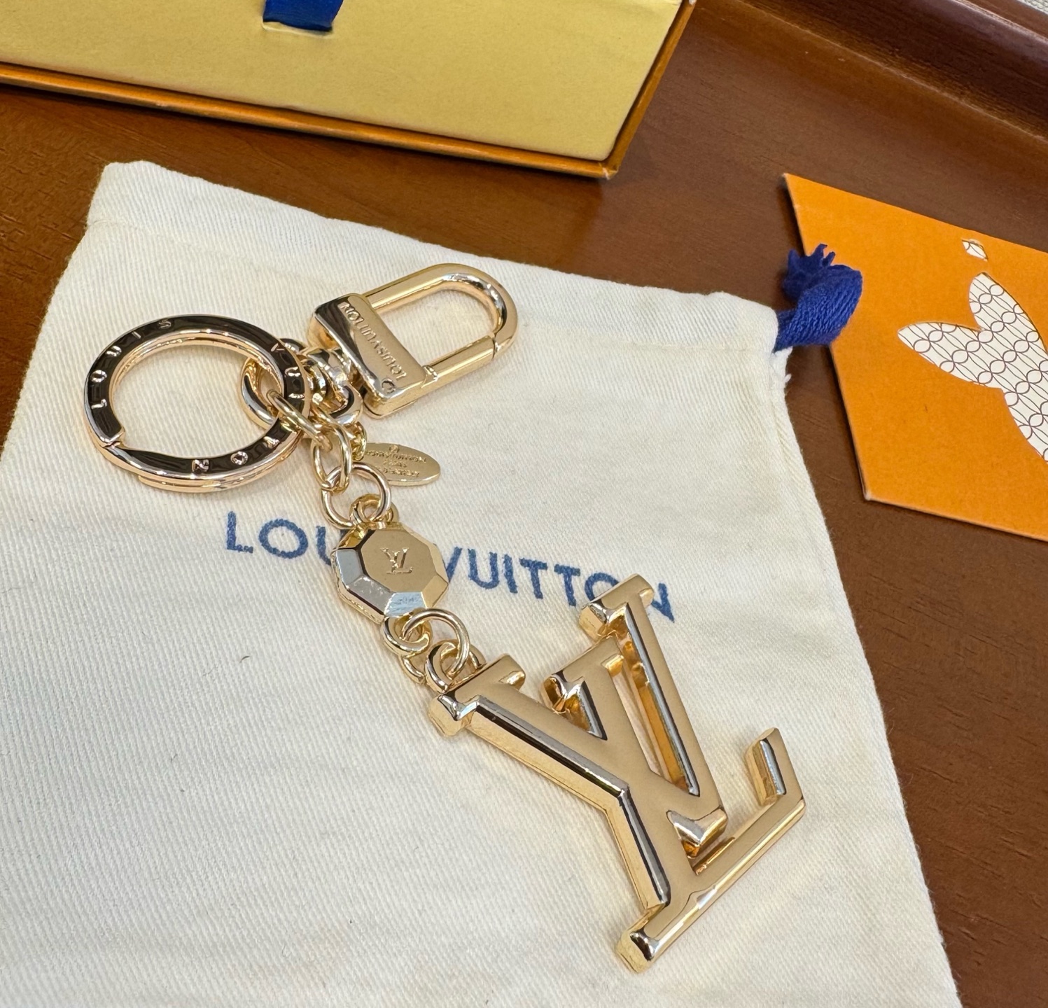🔥LOUIS VUITTON新款包饰 LV钥匙扣挂件包包挂件包饰 可满足各种时尚品味的实用配饰。凸显时尚个性[强]