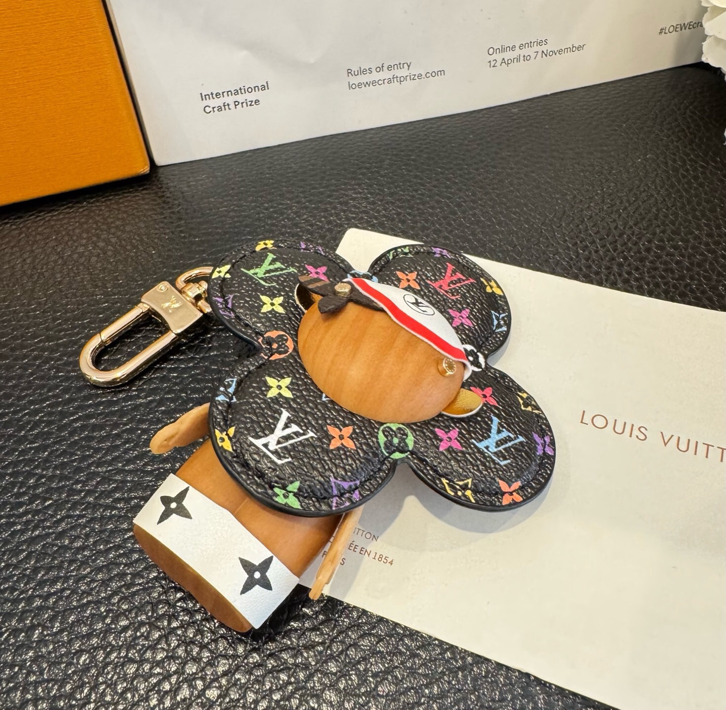 🔥LOUIS VUITTON新款挂件包饰与钥匙扣。LV薇薇安太阳花包包挂件 手机壳挂件 可满足各种时尚品味的实用配饰。凸