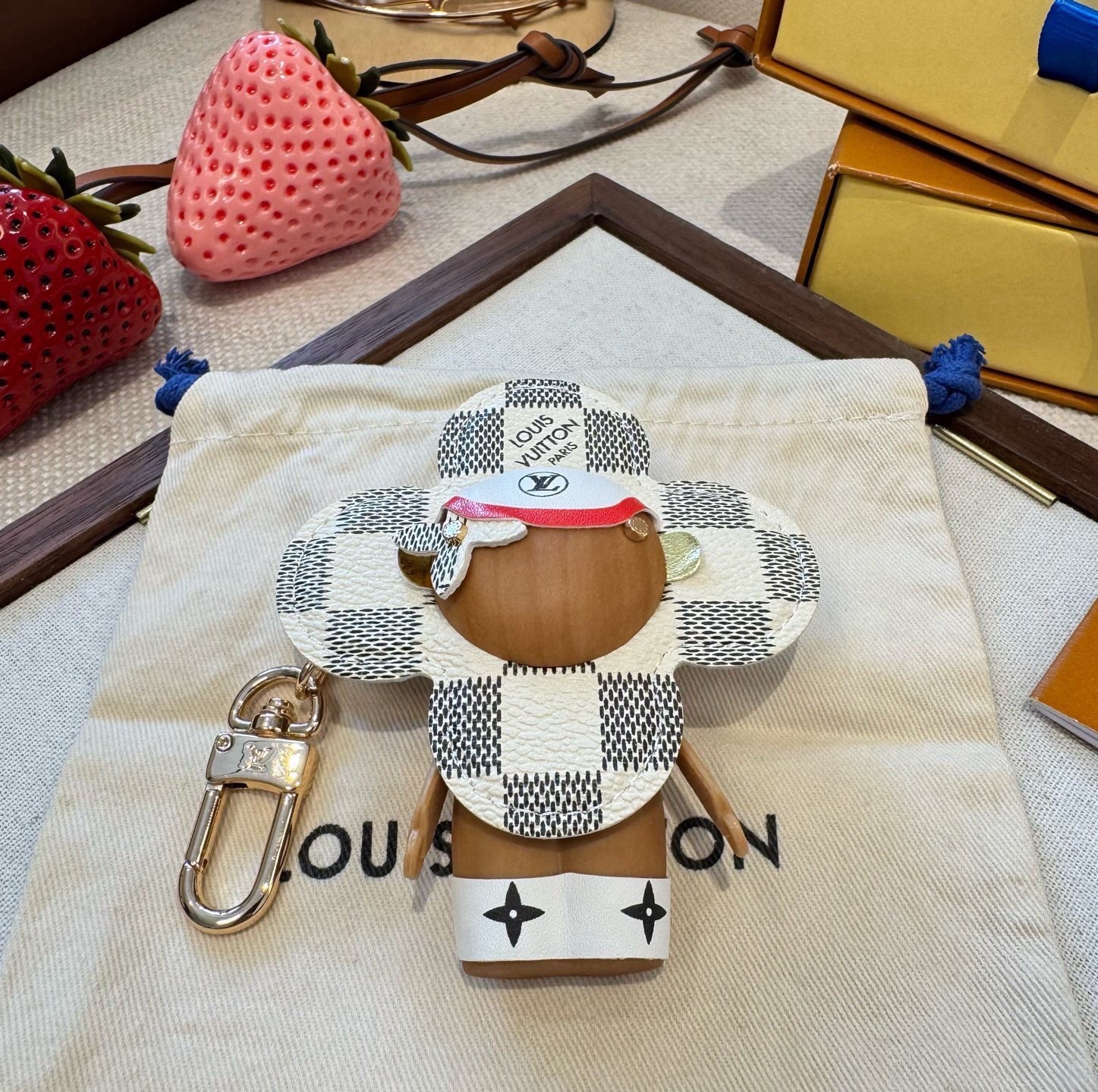 🔥LOUIS VUITTON新款挂件包饰与钥匙扣。LV薇薇安太阳花包包挂件 手机壳挂件 可满足各种时尚品味的实用配饰。凸
