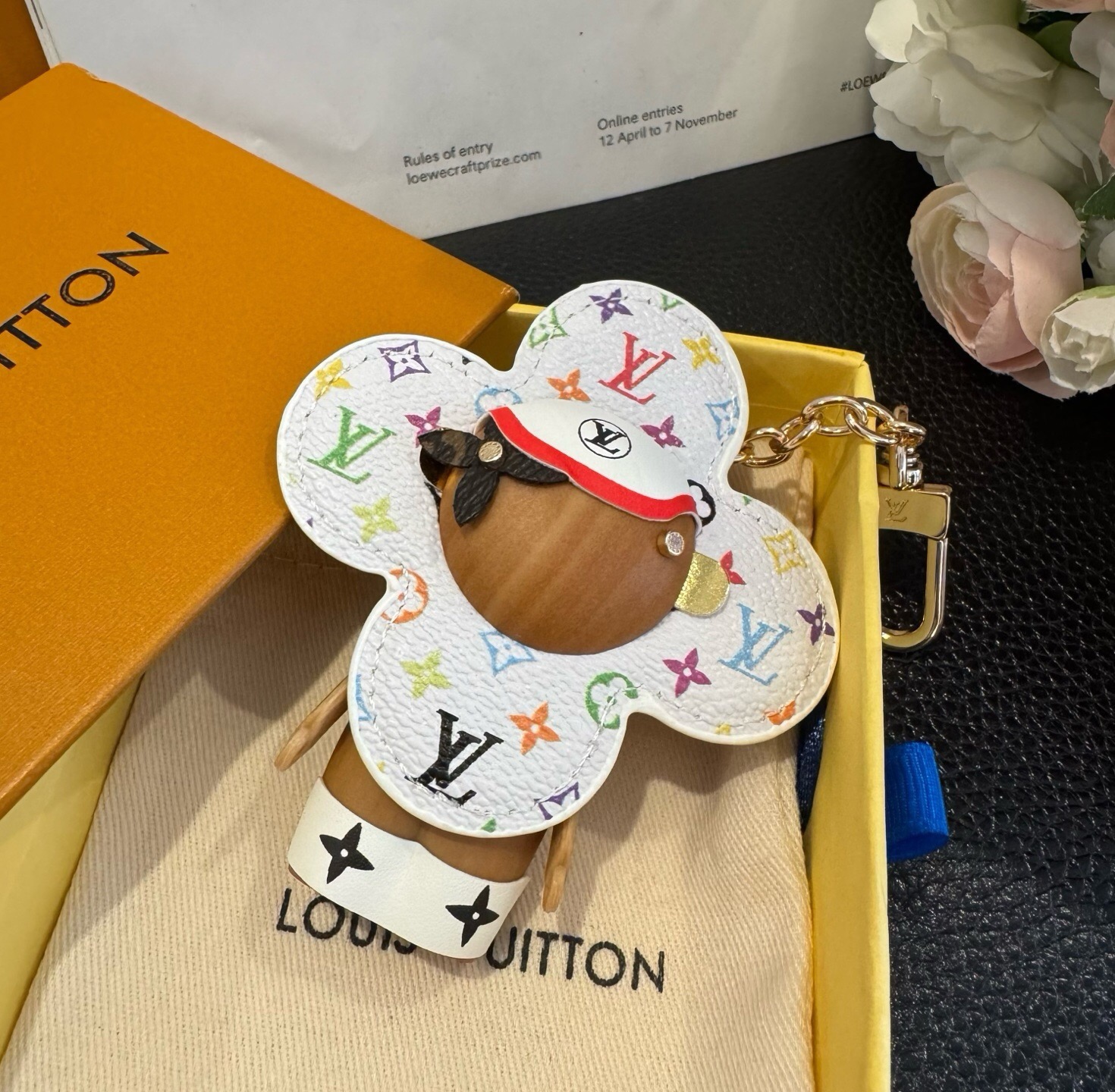 🔥LOUIS VUITTON新款挂件包饰与钥匙扣。LV薇薇安太阳花包包挂件 手机壳挂件 可满足各种时尚品味的实用配饰。凸