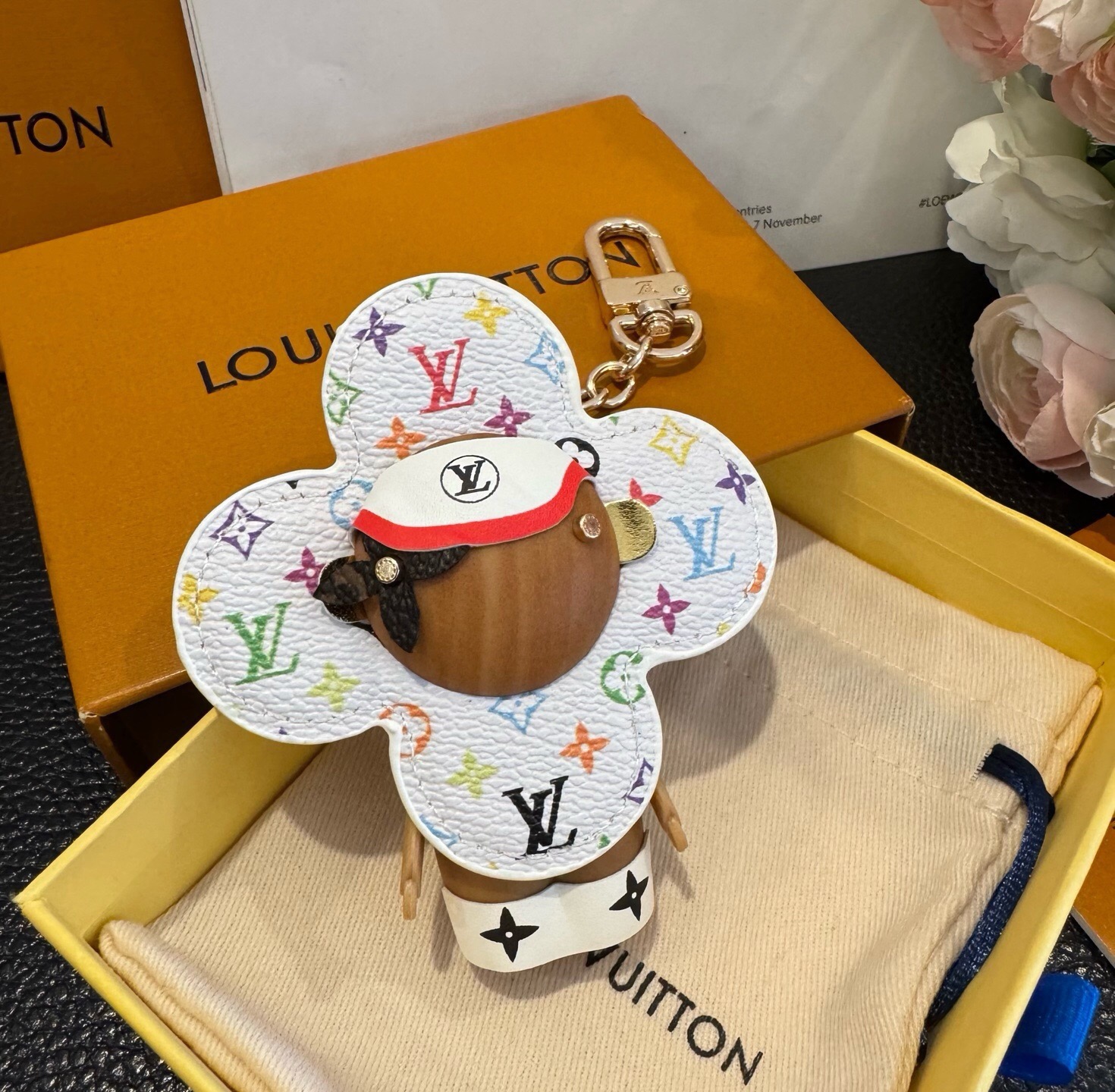 🔥LOUIS VUITTON新款挂件包饰与钥匙扣。LV薇薇安太阳花包包挂件 手机壳挂件 可满足各种时尚品味的实用配饰。凸