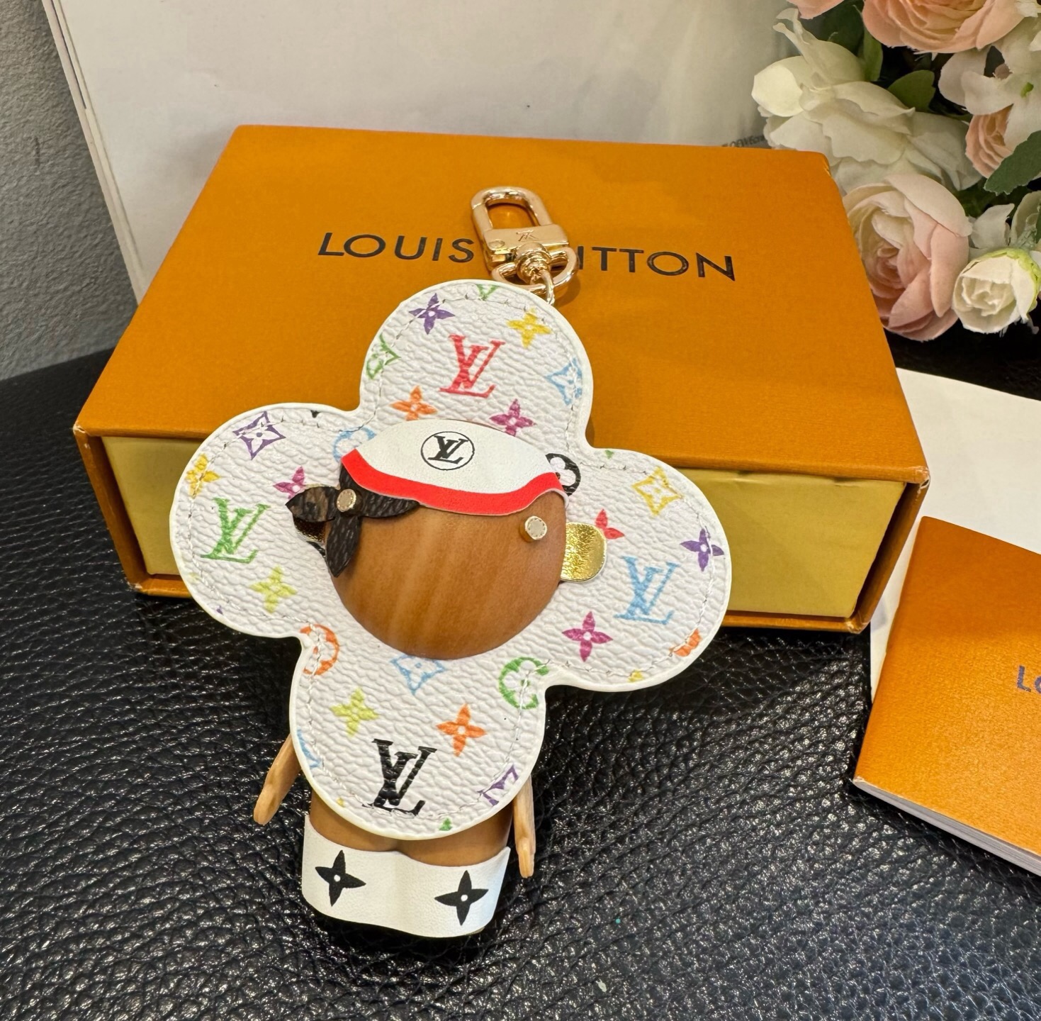 🔥LOUIS VUITTON新款挂件包饰与钥匙扣。LV薇薇安太阳花包包挂件 手机壳挂件 可满足各种时尚品味的实用配饰。凸
