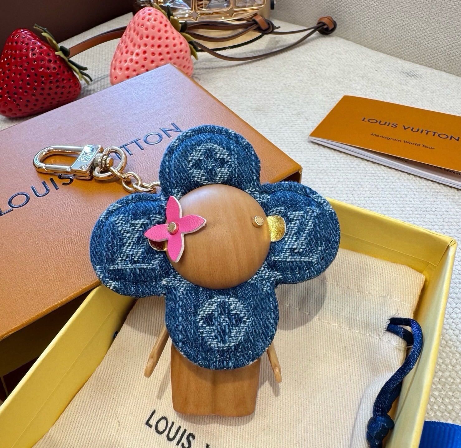 🔥LOUIS VUITTON新款挂件包饰与钥匙扣。LV薇薇安太阳花包包挂件 手机壳挂件 可满足各种时尚品味的实用配饰。凸