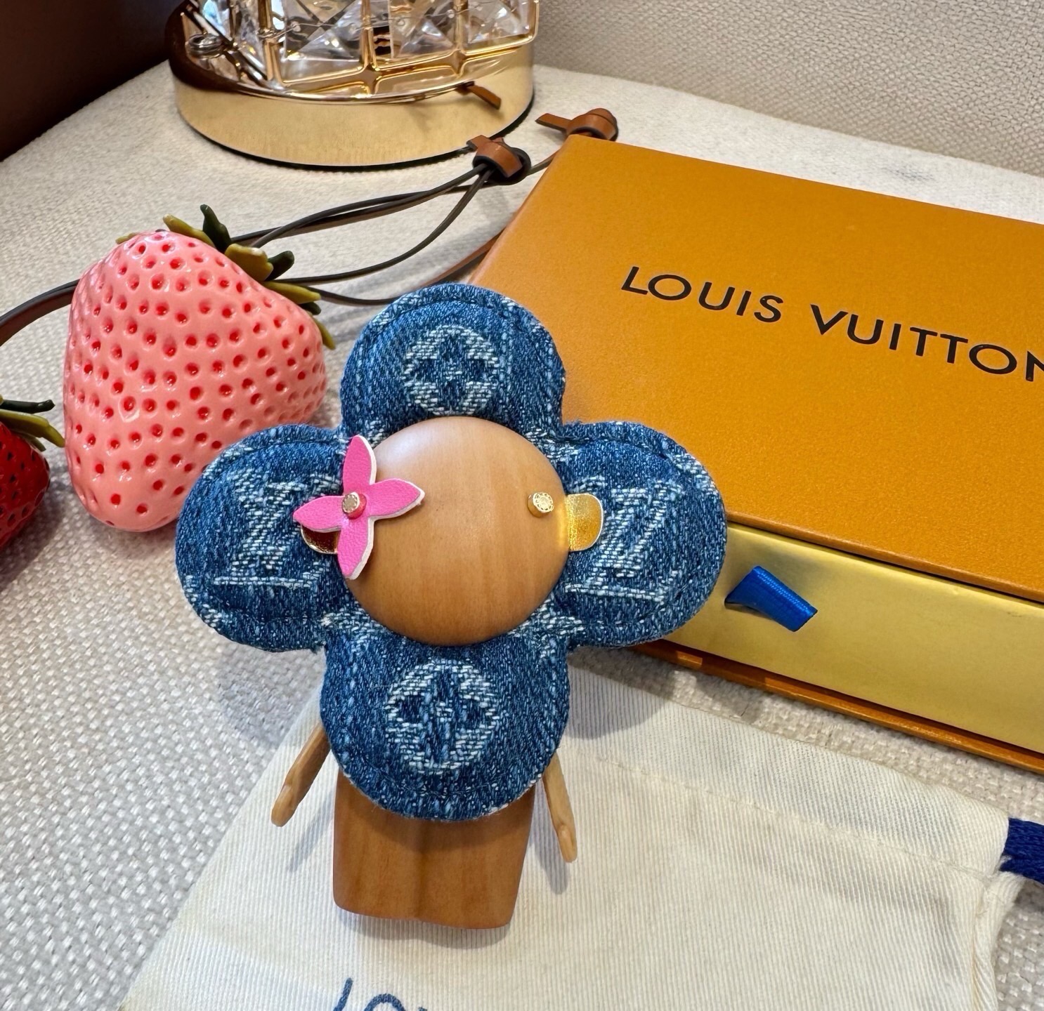 🔥LOUIS VUITTON新款挂件包饰与钥匙扣。LV薇薇安太阳花包包挂件 手机壳挂件 可满足各种时尚品味的实用配饰。凸