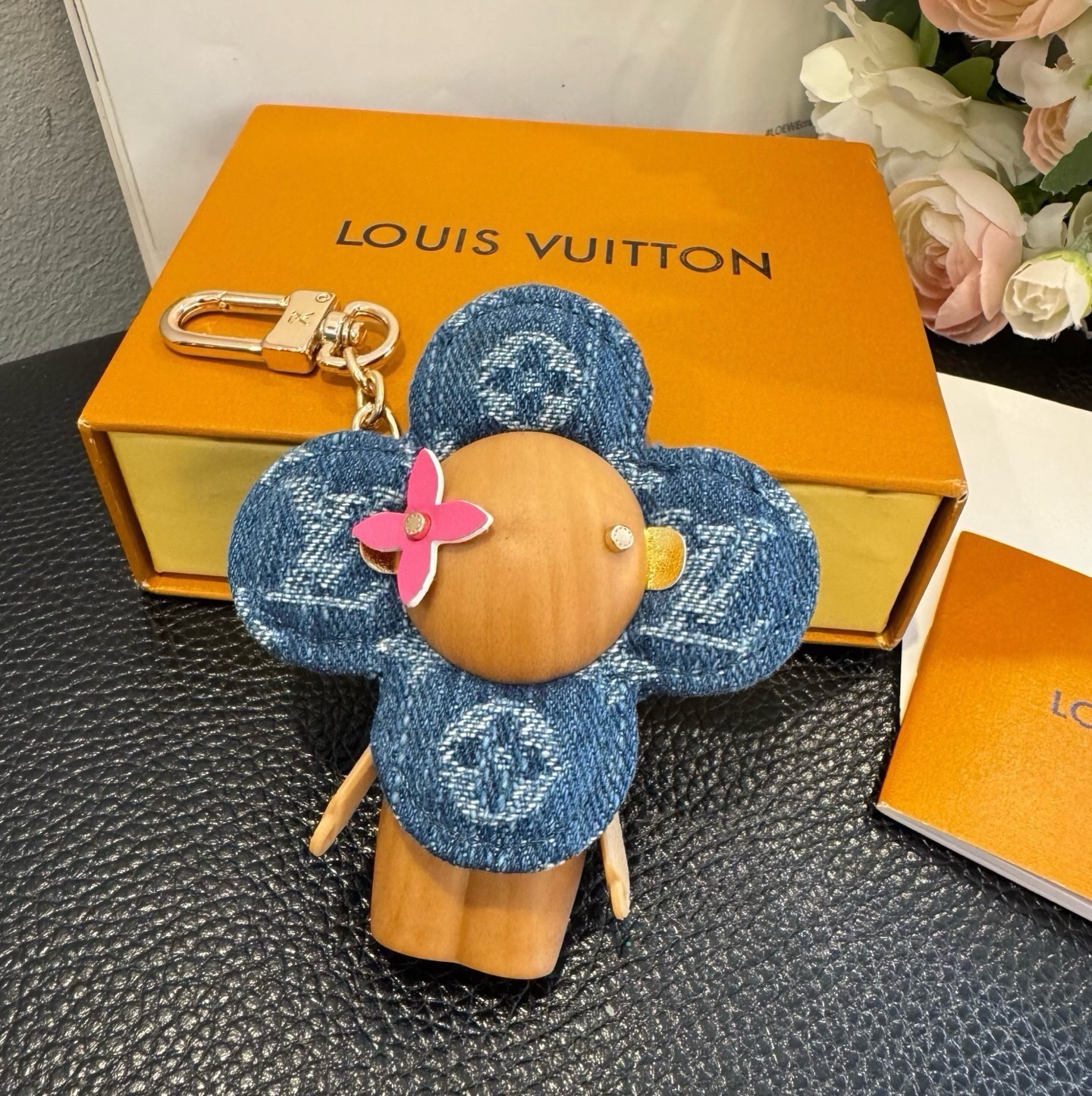 🔥LOUIS VUITTON新款挂件包饰与钥匙扣。LV薇薇安太阳花包包挂件 手机壳挂件 可满足各种时尚品味的实用配饰。凸