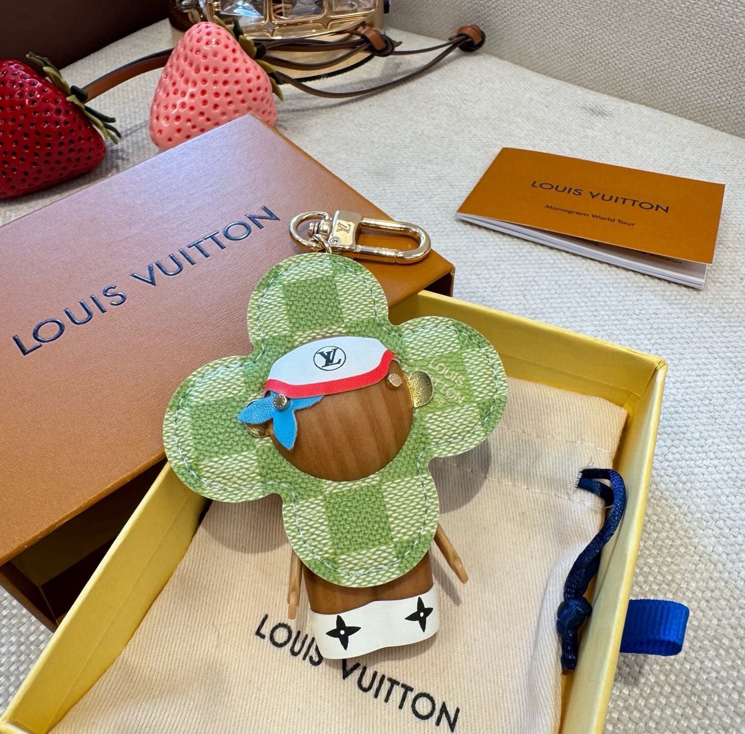 🔥LOUIS VUITTON新款挂件包饰与钥匙扣。LV薇薇安太阳花包包挂件 手机壳挂件 可满足各种时尚品味的实用配饰。凸