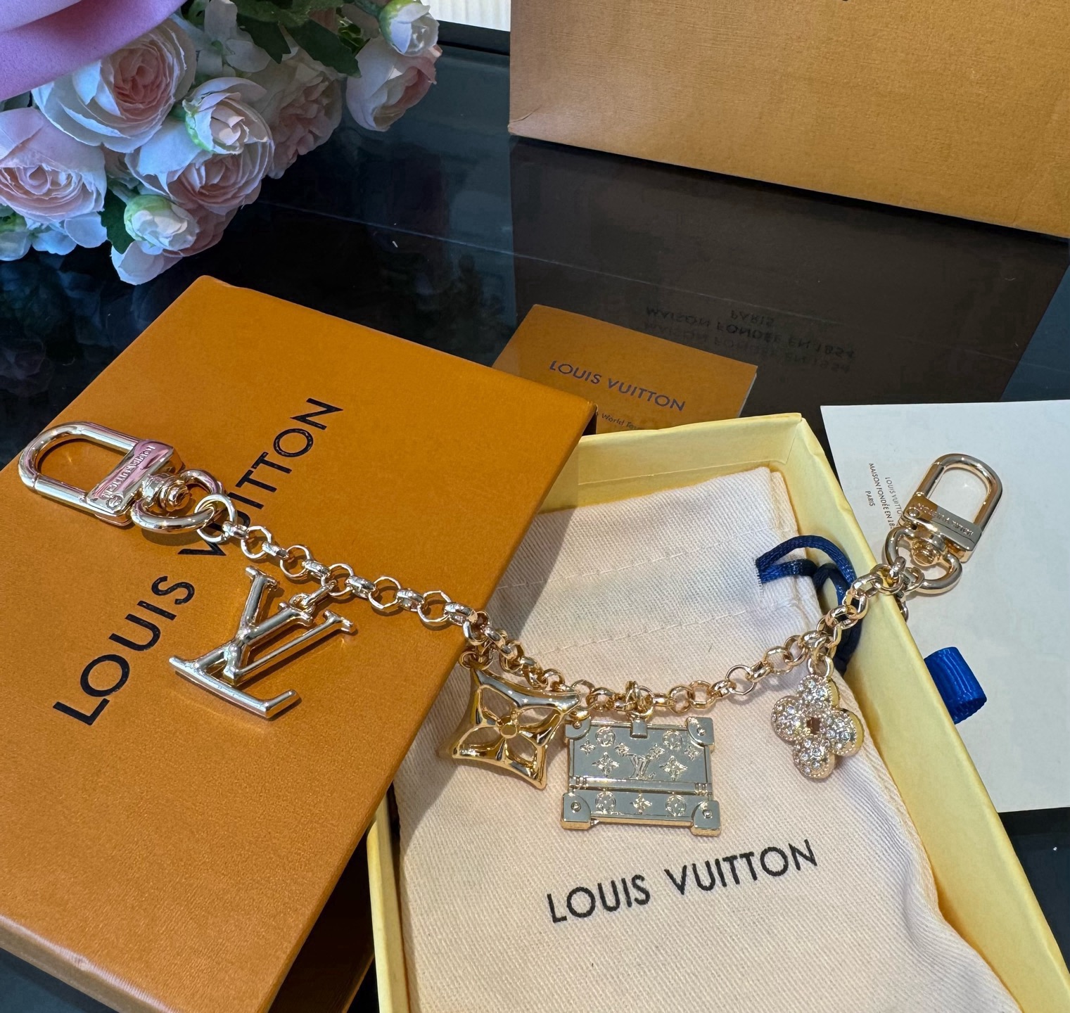 lv钥匙扣 官网新款 Lv包链箱包盾牌包包链条挂件 多功能链条 包饰&包包肩带延长链 本款链条包饰出自路易威登x村上隆复 lv钥匙扣 官网新款 Lv包链箱包盾牌包包链条挂件 多功能链条 包饰&包包肩带延长链 本款链条包饰出自路易威登x村上隆复