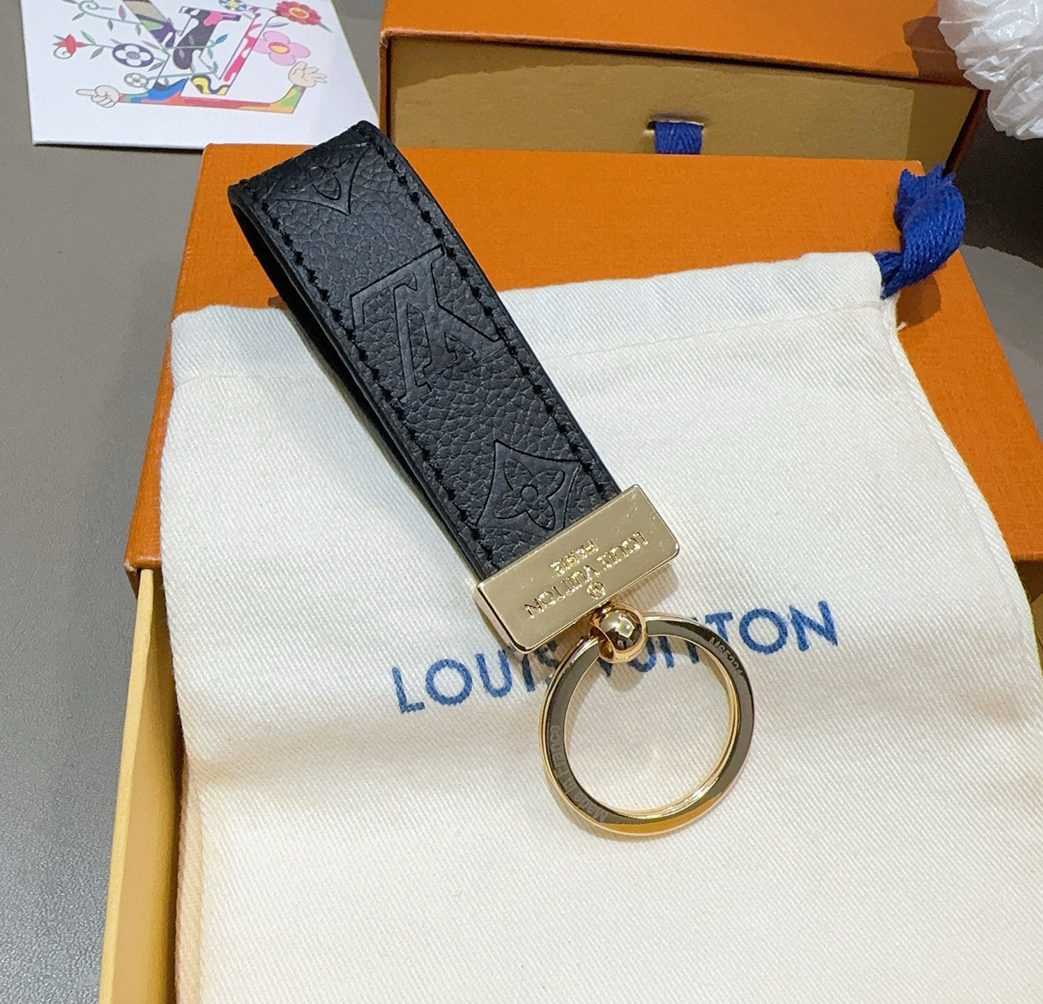 🔥爆款推荐 驴家牛皮压花渐变钥匙扣 LV钥匙扣 车钥匙挂件包包挂饰 DauPhine Dragonne 钥匙扣彰显金属 🔥爆款推荐 驴家牛皮压花渐变钥匙扣 LV钥匙扣 车钥匙挂件包包挂饰 DauPhine Dragonne 钥匙扣彰显金属