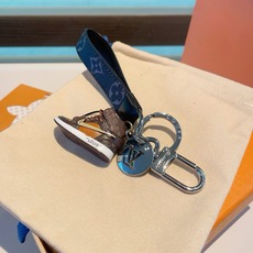 🔥LV经典老花棋格钥匙扣 钥匙扣➕联名nike迷你鞋子挂件时尚个性!车钥匙挂件 包包挂件配饰 Monogram 帆布不 🔥LV经典老花棋格钥匙扣 钥匙扣➕联名nike迷你鞋子挂件时尚个性!车钥匙挂件 包包挂件配饰 Monogram 帆布不