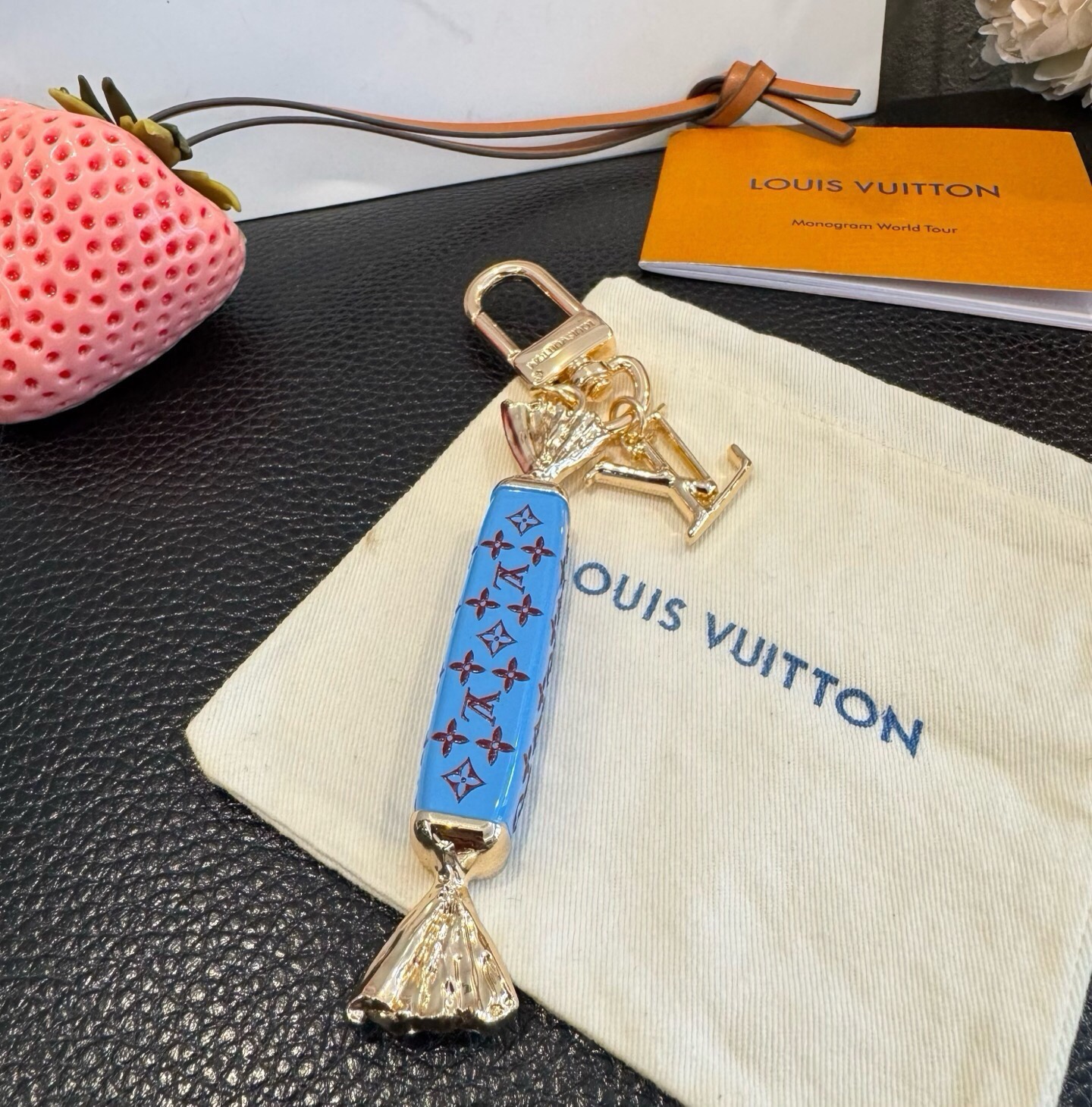 新款 LOUIS VUITTON新款 LV棒棒糖🍭🍬钥匙扣 包包挂件挂饰 钥匙扣 ☀本款 LV Sweets 包饰汲取童 新款 LOUIS VUITTON新款 LV棒棒糖🍭🍬钥匙扣 包包挂件挂饰 钥匙扣 ☀本款 LV Sweets 包饰汲取童