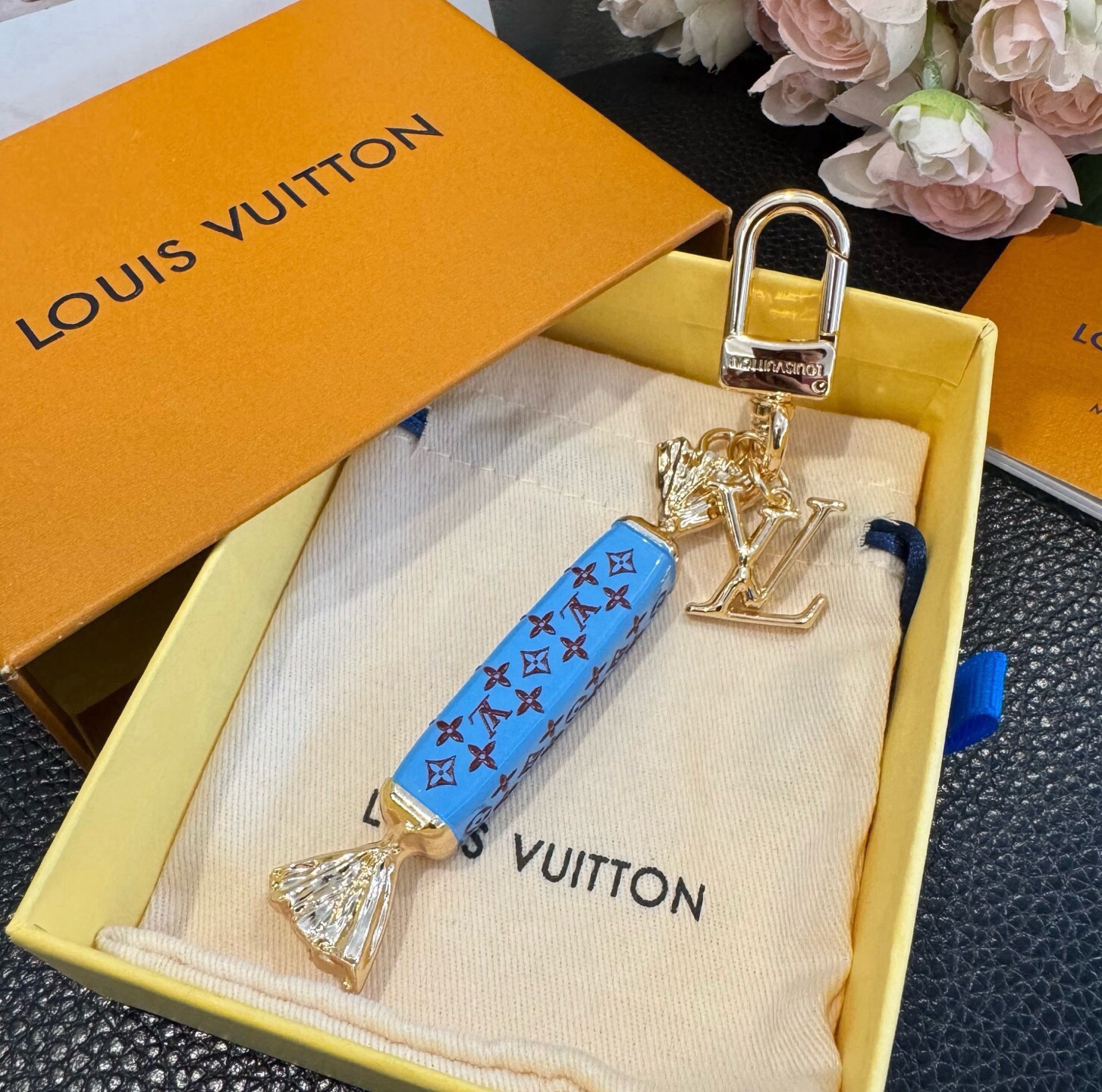 新款 LOUIS VUITTON新款 LV棒棒糖🍭🍬钥匙扣 包包挂件挂饰 钥匙扣 ☀本款 LV Sweets 包饰汲取童 新款 LOUIS VUITTON新款 LV棒棒糖🍭🍬钥匙扣 包包挂件挂饰 钥匙扣 ☀本款 LV Sweets 包饰汲取童