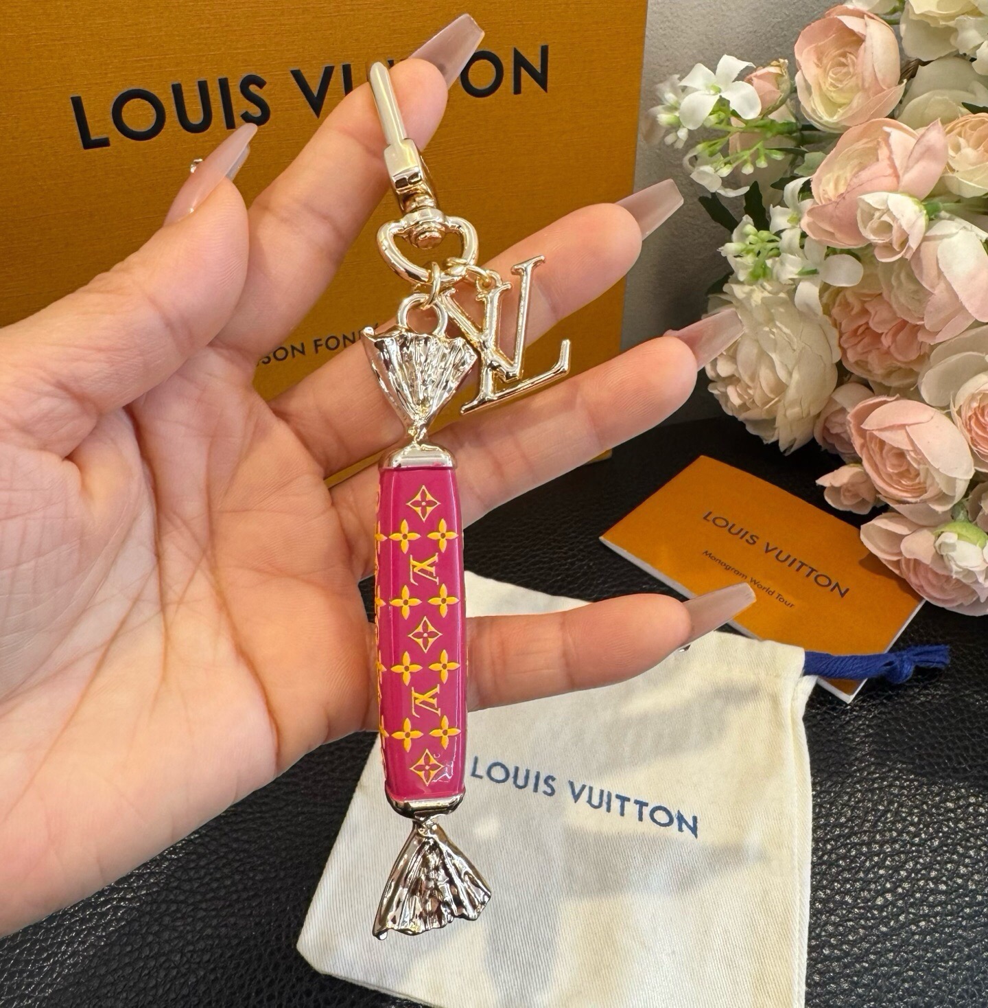 新款 LOUIS VUITTON新款 LV棒棒糖🍭🍬钥匙扣 包包挂件挂饰 钥匙扣 ☀本款 LV Sweets 包饰汲取童 新款 LOUIS VUITTON新款 LV棒棒糖🍭🍬钥匙扣 包包挂件挂饰 钥匙扣 ☀本款 LV Sweets 包饰汲取童