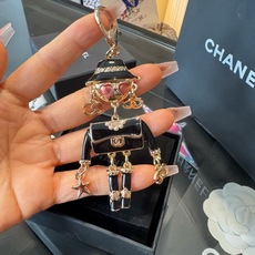 🔥CHANEL香奈儿外星人钥匙扣挂件 ~包包挂饰车钥匙挂件 珐琅搭配金属双C奢华与趣味并存。随身挂包/钥匙,解锁好运与财 🔥CHANEL香奈儿外星人钥匙扣挂件 ~包包挂饰车钥匙挂件 珐琅搭配金属双C奢华与趣味并存。随身挂包/钥匙,解锁好运与财