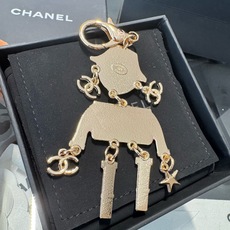 🔥CHANEL香奈儿外星人钥匙扣挂件 ~包包挂饰车钥匙挂件 珐琅搭配金属双C奢华与趣味并存。随身挂包/钥匙,解锁好运与财 🔥CHANEL香奈儿外星人钥匙扣挂件 ~包包挂饰车钥匙挂件 珐琅搭配金属双C奢华与趣味并存。随身挂包/钥匙,解锁好运与财