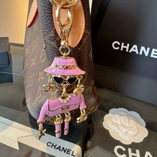 🔥CHANEL香奈儿外星人钥匙扣挂件 ~包包挂饰车钥匙挂件 珐琅搭配金属双C奢华与趣味并存。随身挂包/钥匙,解锁好运与财 🔥CHANEL香奈儿外星人钥匙扣挂件 ~包包挂饰车钥匙挂件 珐琅搭配金属双C奢华与趣味并存。随身挂包/钥匙,解锁好运与财