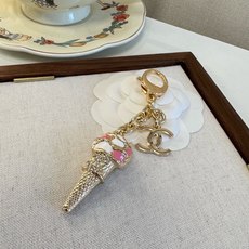 🔥CHANEL香奈儿冰淇淋🍦钥匙扣挂件 ~包包挂饰车钥匙挂件 精巧珐琅搭配双C标志,奢华与趣味并存。随身挂包/钥匙,解锁 🔥CHANEL香奈儿冰淇淋🍦钥匙扣挂件 ~包包挂饰车钥匙挂件 精巧珐琅搭配双C标志,奢华与趣味并存。随身挂包/钥匙,解锁