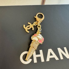 🔥CHANEL香奈儿冰淇淋🍦钥匙扣挂件 ~包包挂饰车钥匙挂件 精巧珐琅搭配双C标志,奢华与趣味并存。随身挂包/钥匙,解锁 🔥CHANEL香奈儿冰淇淋🍦钥匙扣挂件 ~包包挂饰车钥匙挂件 精巧珐琅搭配双C标志,奢华与趣味并存。随身挂包/钥匙,解锁