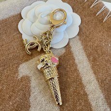 🔥CHANEL香奈儿冰淇淋🍦钥匙扣挂件 ~包包挂饰车钥匙挂件 精巧珐琅搭配双C标志,奢华与趣味并存。随身挂包/钥匙,解锁 🔥CHANEL香奈儿冰淇淋🍦钥匙扣挂件 ~包包挂饰车钥匙挂件 精巧珐琅搭配双C标志,奢华与趣味并存。随身挂包/钥匙,解锁