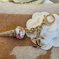 🔥CHANEL香奈儿冰淇淋🍦钥匙扣挂件 ~包包挂饰车钥匙挂件 精巧珐琅搭配双C标志,奢华与趣味并存。随身挂包/钥匙,解锁 🔥CHANEL香奈儿冰淇淋🍦钥匙扣挂件 ~包包挂饰车钥匙挂件 精巧珐琅搭配双C标志,奢华与趣味并存。随身挂包/钥匙,解锁