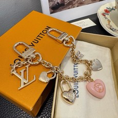 lv钥匙扣 官网新款 包包链条挂件 多功能链条 包饰&包包肩带延长链 本款链条包饰出自路易威登x村上隆复刻系列,为耀目链 lv钥匙扣 官网新款 包包链条挂件 多功能链条 包饰&包包肩带延长链 本款链条包饰出自路易威登x村上隆复刻系列,为耀目链