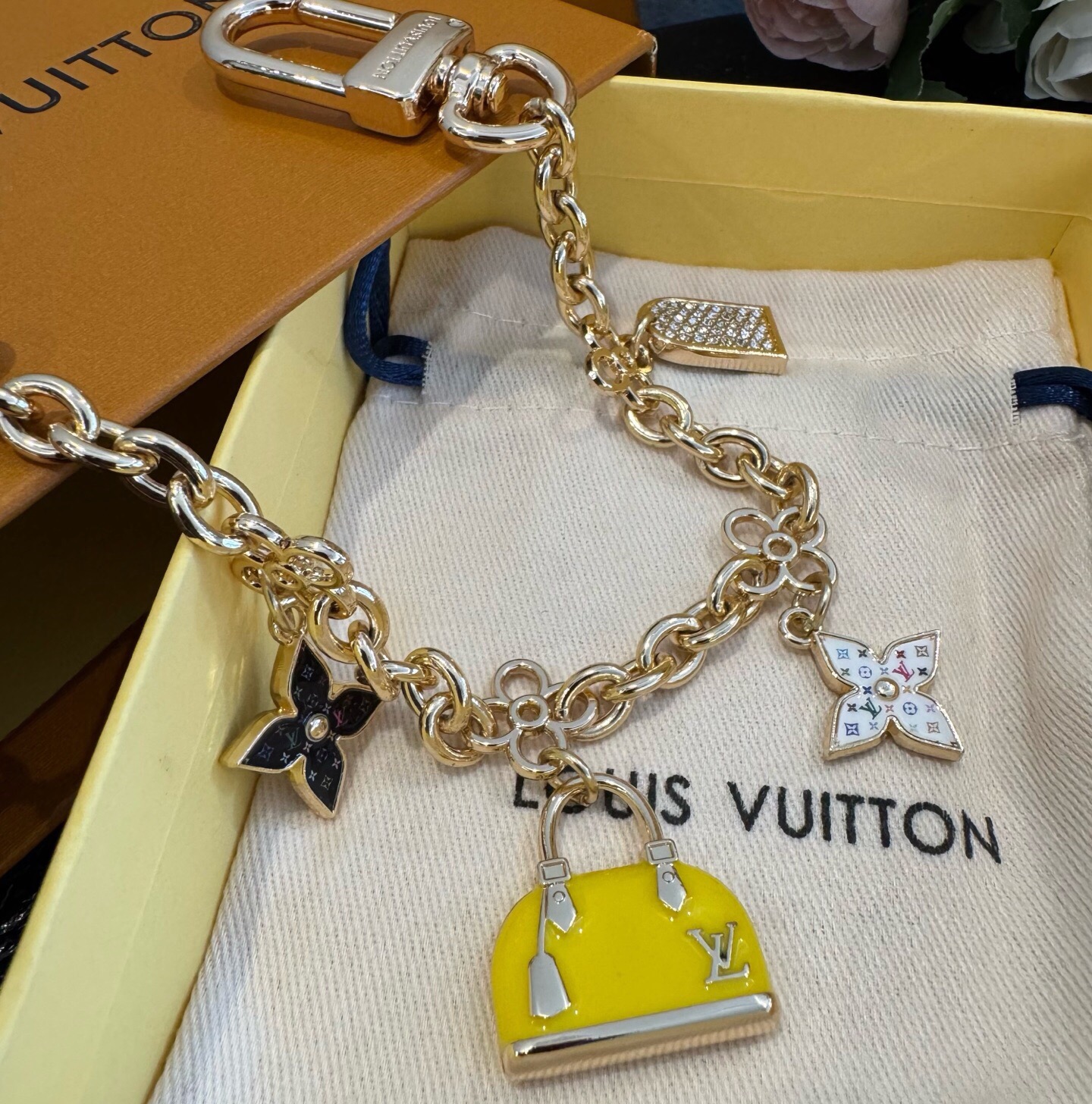 🔥LV 钥匙扣 包包链条挂件SPring Street 包饰与钥匙扣 包包挂件 配饰 珐琅搭配金属件等多元素材质，舒展时