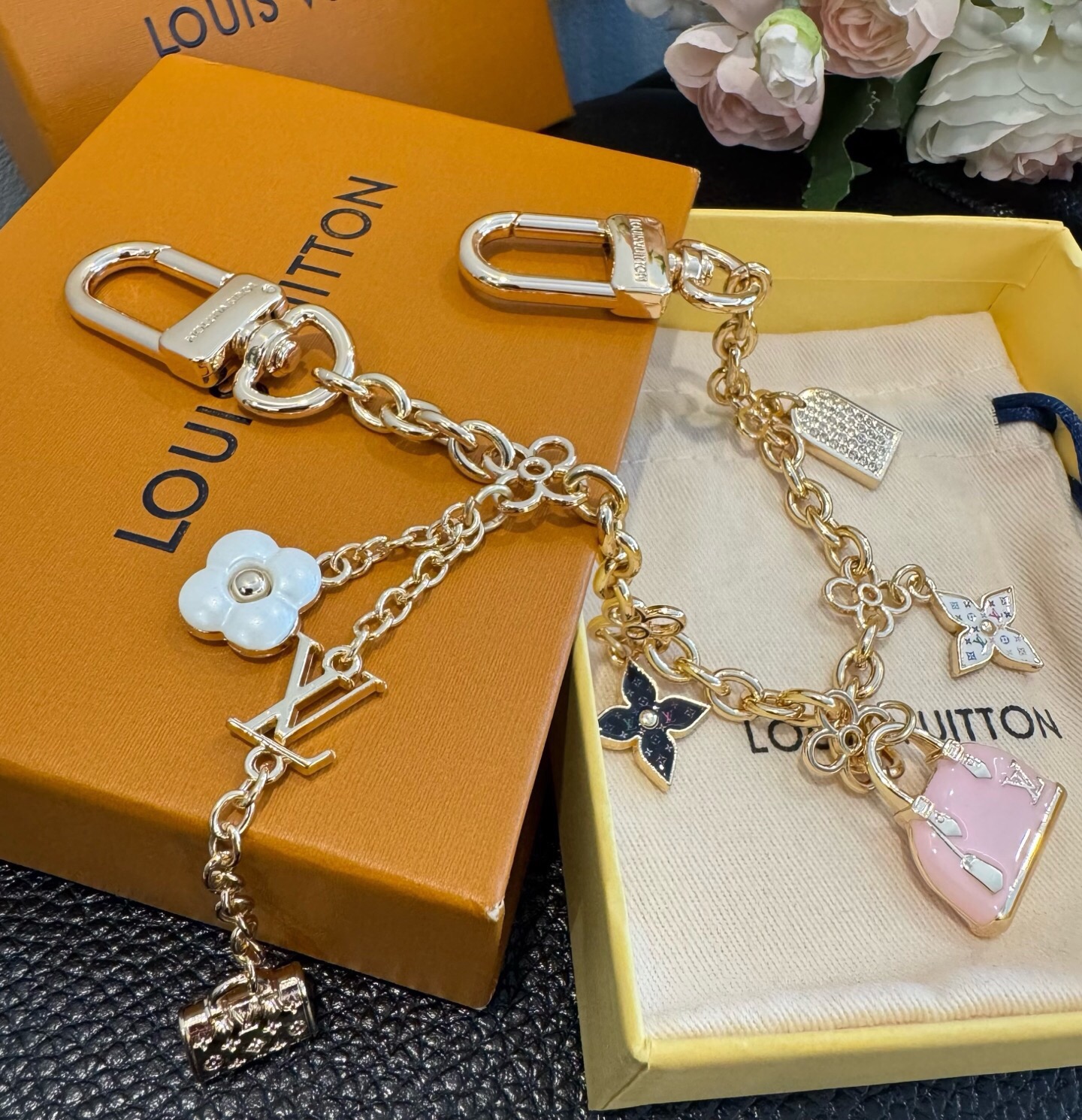 🔥LV 钥匙扣 包包链条挂件SPring Street 包饰与钥匙扣 包包挂件 配饰 珐琅搭配金属件等多元素材质，舒展时