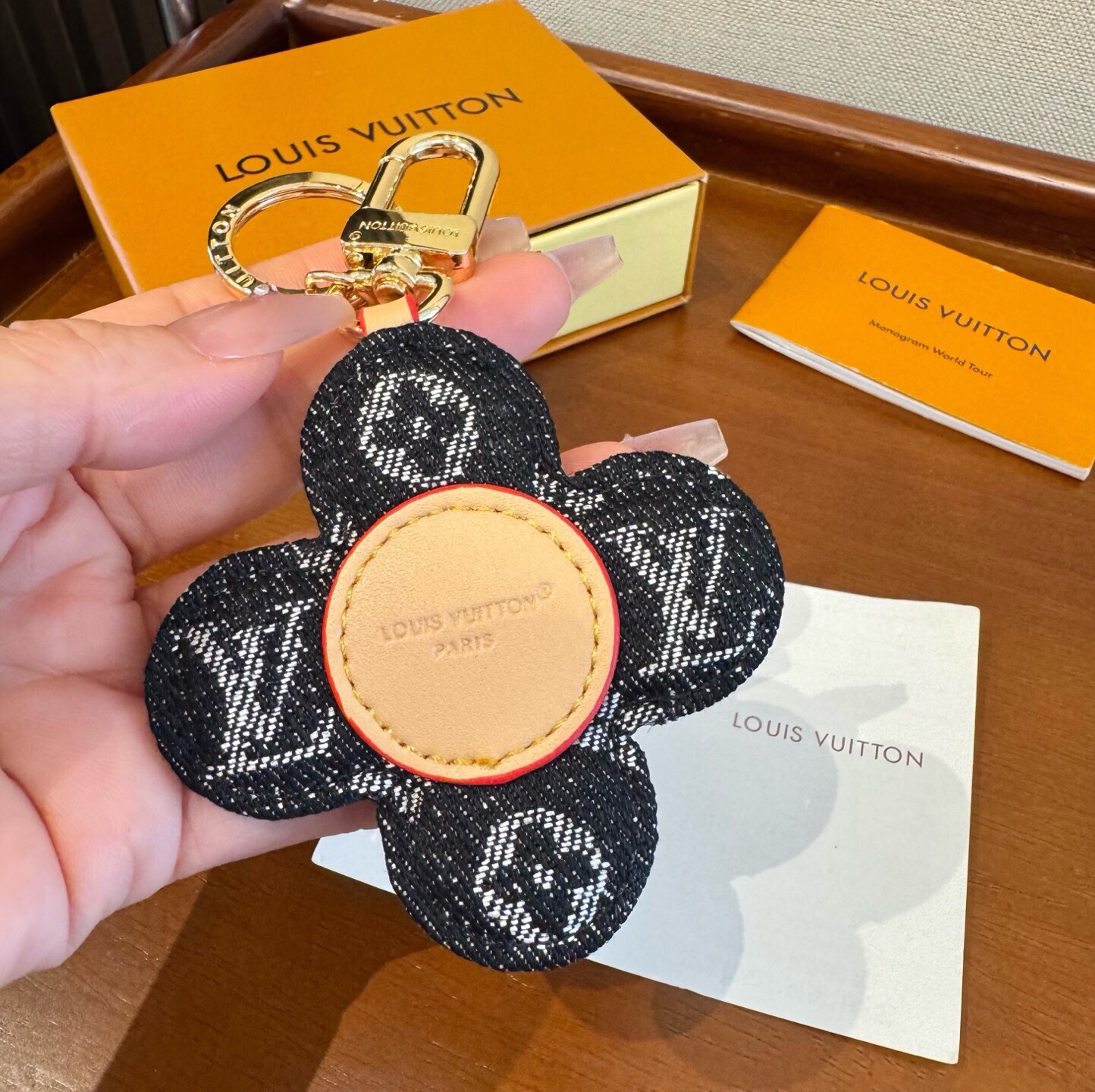 🔥LOUIS VUITTON新款包饰与钥匙扣。LV薇薇安太阳花包包挂件 手机壳挂件 可满足各种时尚品味的实用配饰。凸显时