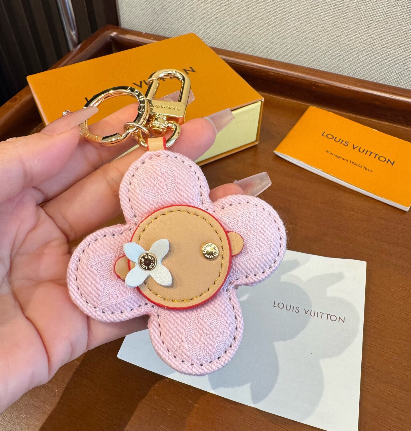 🔥LOUIS VUITTON新款包饰与钥匙扣。LV薇薇安太阳花包包挂件 手机壳挂件 可满足各种时尚品味的实用配饰。凸显时