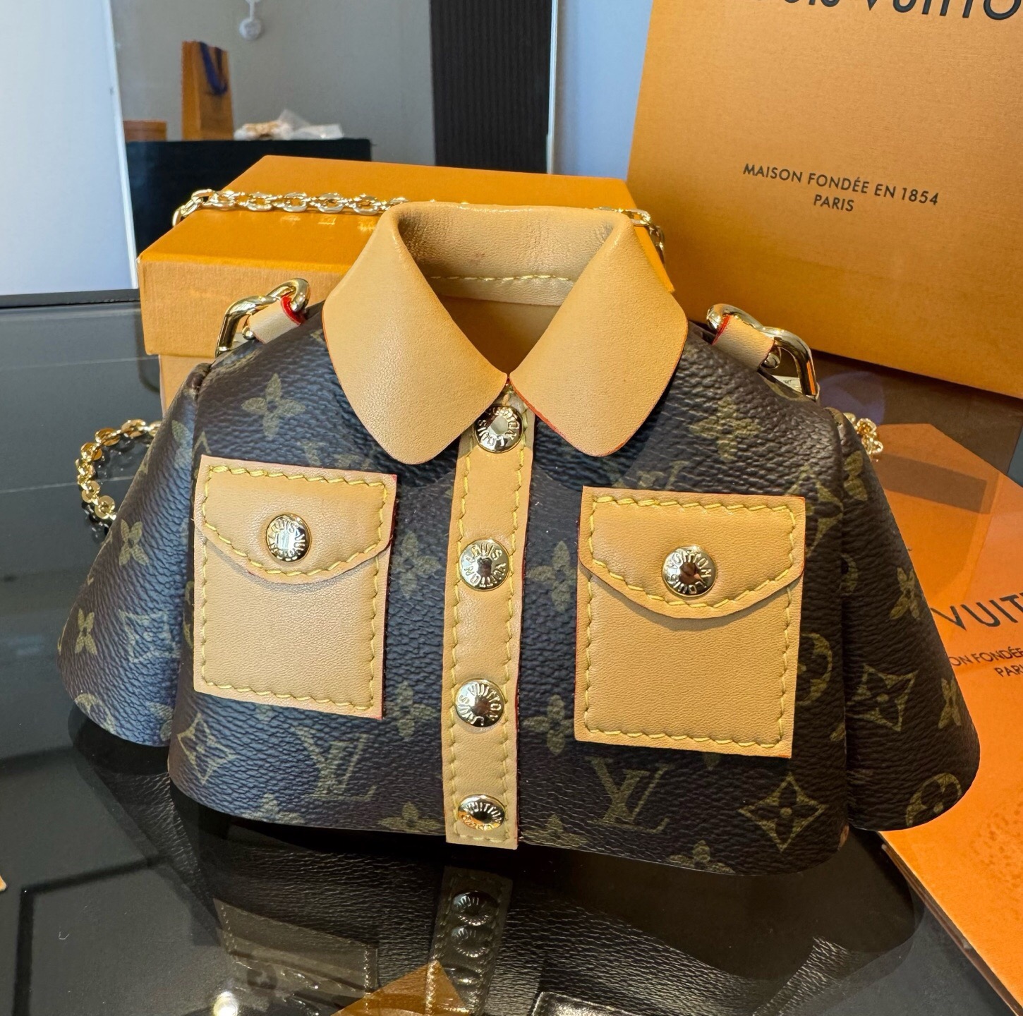 🔥LV挂件 衣服斜挎mini包包 19×7×11㎝ 可装口红，耳机，车钥匙等