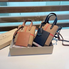 ❤️Burberry巴宝莉手机包,经典格子帆布拼接牛皮,斜挎小包官网同款 生活出门不需要带现金的时代,这个包完全可以满足 ❤️Burberry巴宝莉手机包,经典格子帆布拼接牛皮,斜挎小包官网同款 生活出门不需要带现金的时代,这个包完全可以满足