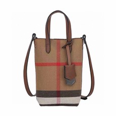 ❤️Burberry巴宝莉手机包,经典格子帆布拼接牛皮,斜挎小包官网同款 生活出门不需要带现金的时代,这个包完全可以满足 ❤️Burberry巴宝莉手机包,经典格子帆布拼接牛皮,斜挎小包官网同款 生活出门不需要带现金的时代,这个包完全可以满足