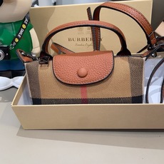 ❤️Burberry巴宝莉手机包,经典格子帆布拼接牛皮,斜挎小包官网同款 mini手提包包 生活出门不需要带现金的时代, ❤️Burberry巴宝莉手机包,经典格子帆布拼接牛皮,斜挎小包官网同款 mini手提包包 生活出门不需要带现金的时代,
