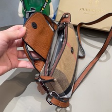 ❤️Burberry巴宝莉手机包,经典格子帆布拼接牛皮,斜挎小包官网同款 mini手提包包 生活出门不需要带现金的时代, ❤️Burberry巴宝莉手机包,经典格子帆布拼接牛皮,斜挎小包官网同款 mini手提包包 生活出门不需要带现金的时代,