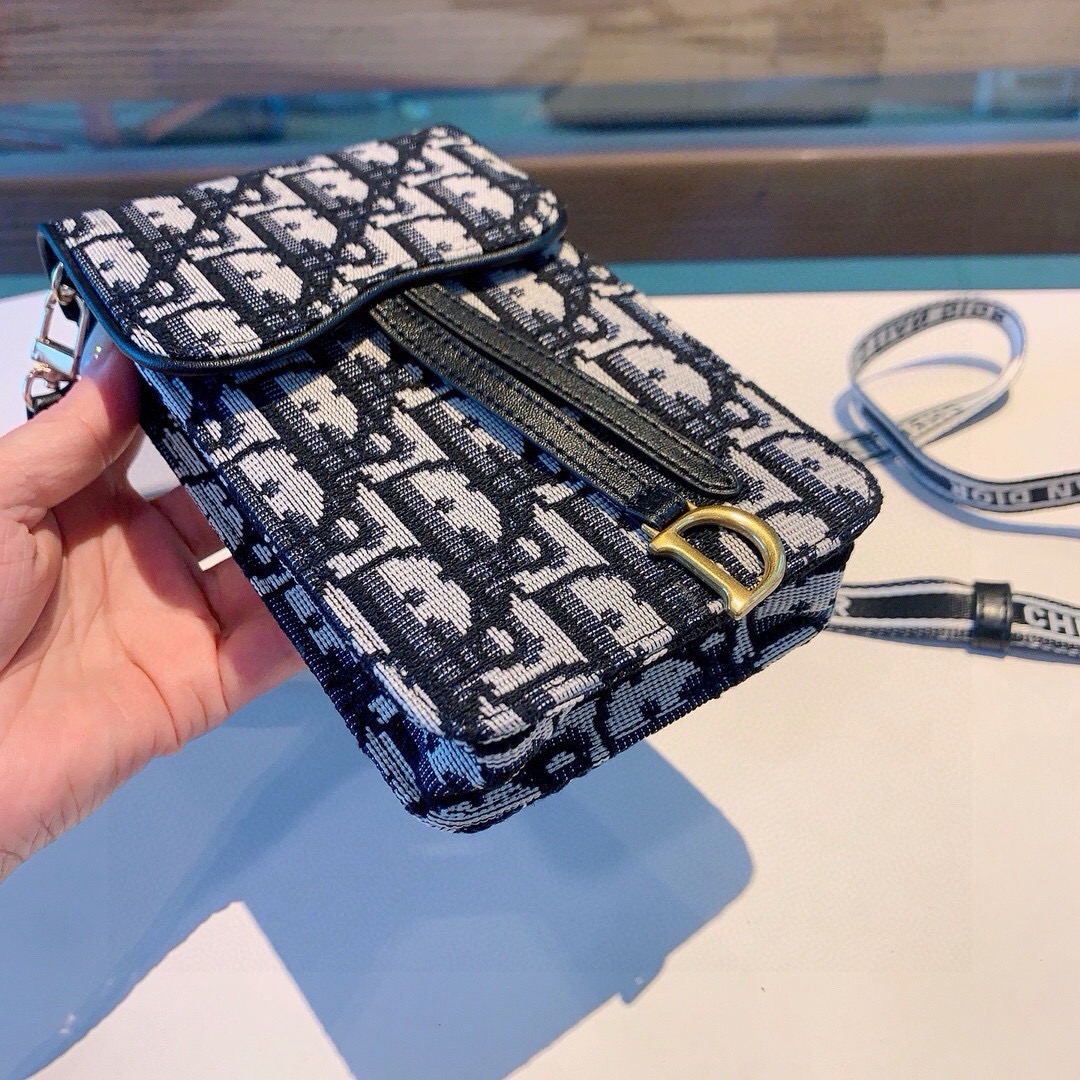 🔥Dior手机包 斜挎包通用款，刺绣马鞍包，可装2部手机，搭配刺绣织带肩带，可以调节长度 尺寸:17cm*10cm*3c