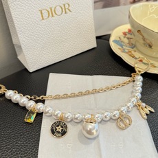 🔥Dior新款包链 官网同步,珍珠链条包饰钥匙扣挂件 搭配CD蜜蜂挂坠 金色链条搭配珍珠串珠设计 精致小巧 带CD标志和 🔥Dior新款包链 官网同步,珍珠链条包饰钥匙扣挂件 搭配CD蜜蜂挂坠 金色链条搭配珍珠串珠设计 精致小巧 带CD标志和