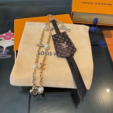 LV钥匙扣 官网新款 包包链条挂件 多功能链条 包饰&包包挂件 本款链条包饰出自路易威登为耀目链条交错排布 巧妙彰显系 LV钥匙扣 官网新款 包包链条挂件 多功能链条 包饰&包包挂件 本款链条包饰出自路易威登为耀目链条交错排布 巧妙彰显系