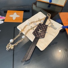 LV钥匙扣 官网新款 包包链条挂件 多功能链条 包饰&包包挂件 本款链条包饰出自路易威登为耀目链条交错排布 巧妙彰显系 LV钥匙扣 官网新款 包包链条挂件 多功能链条 包饰&包包挂件 本款链条包饰出自路易威登为耀目链条交错排布 巧妙彰显系