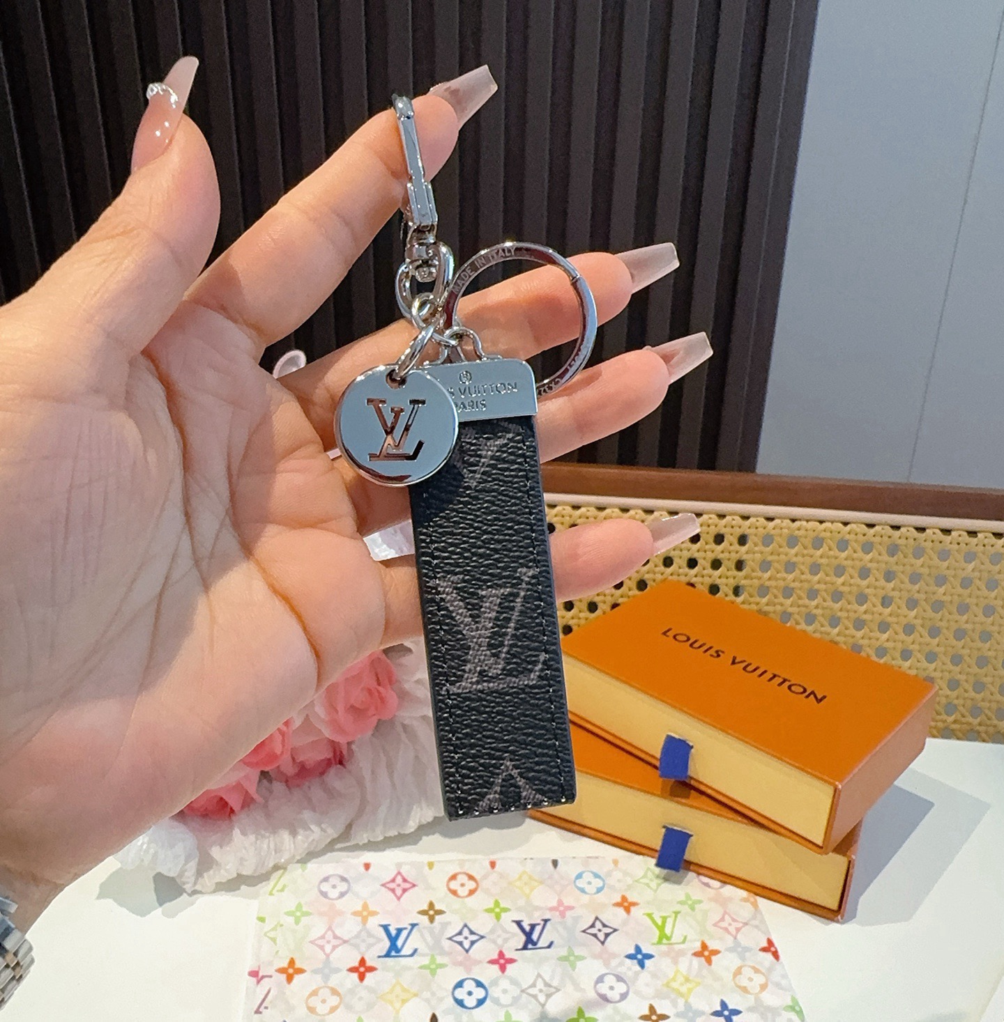 LV钥匙扣 车钥匙扣 挂件 借鉴旅行袋中的钥匙扣设计，可满足各种时尚品味的实用配饰。新版Monogram EcliPse