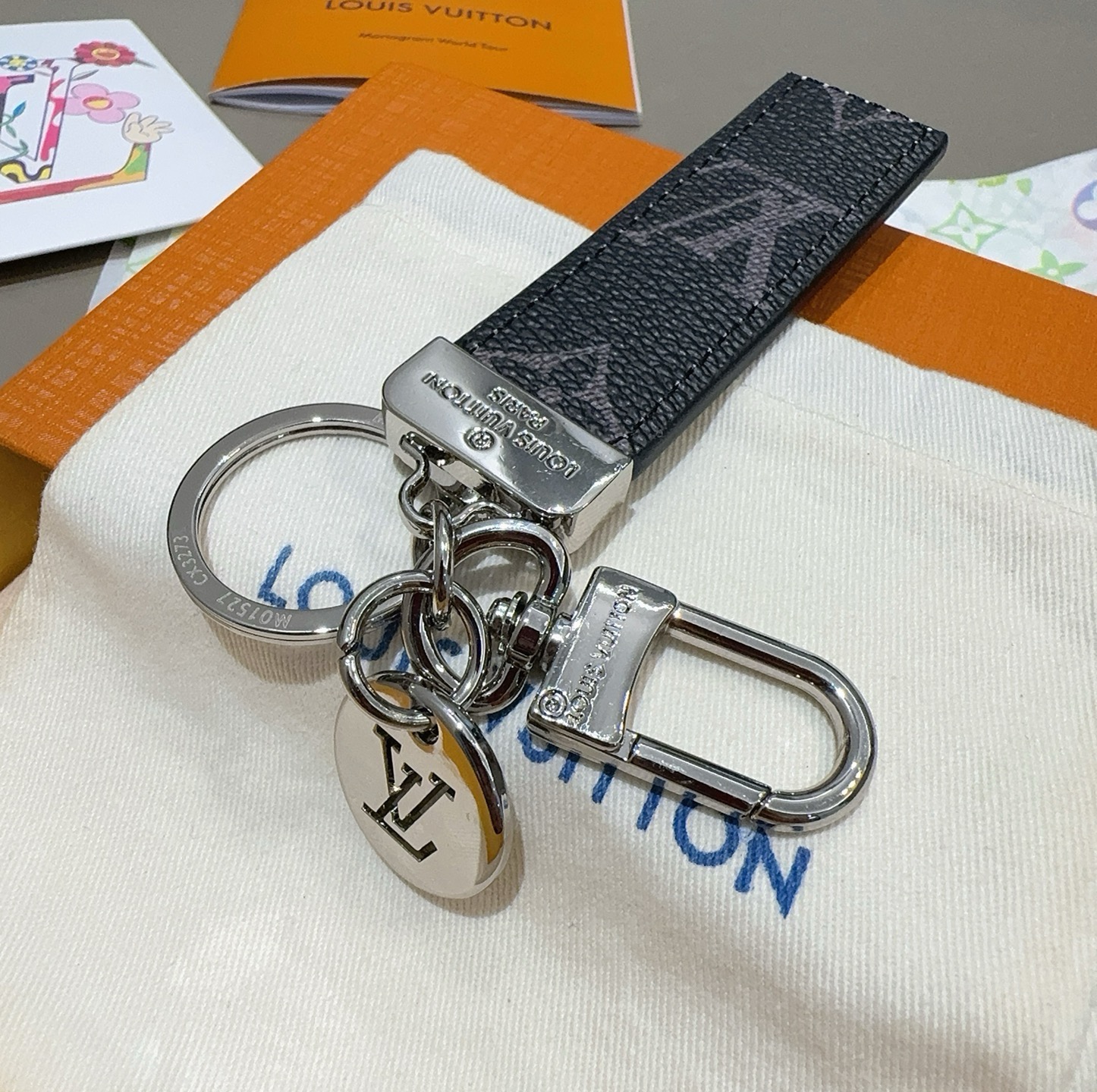 LV钥匙扣 车钥匙扣 挂件 借鉴旅行袋中的钥匙扣设计，可满足各种时尚品味的实用配饰。新版Monogram EcliPse