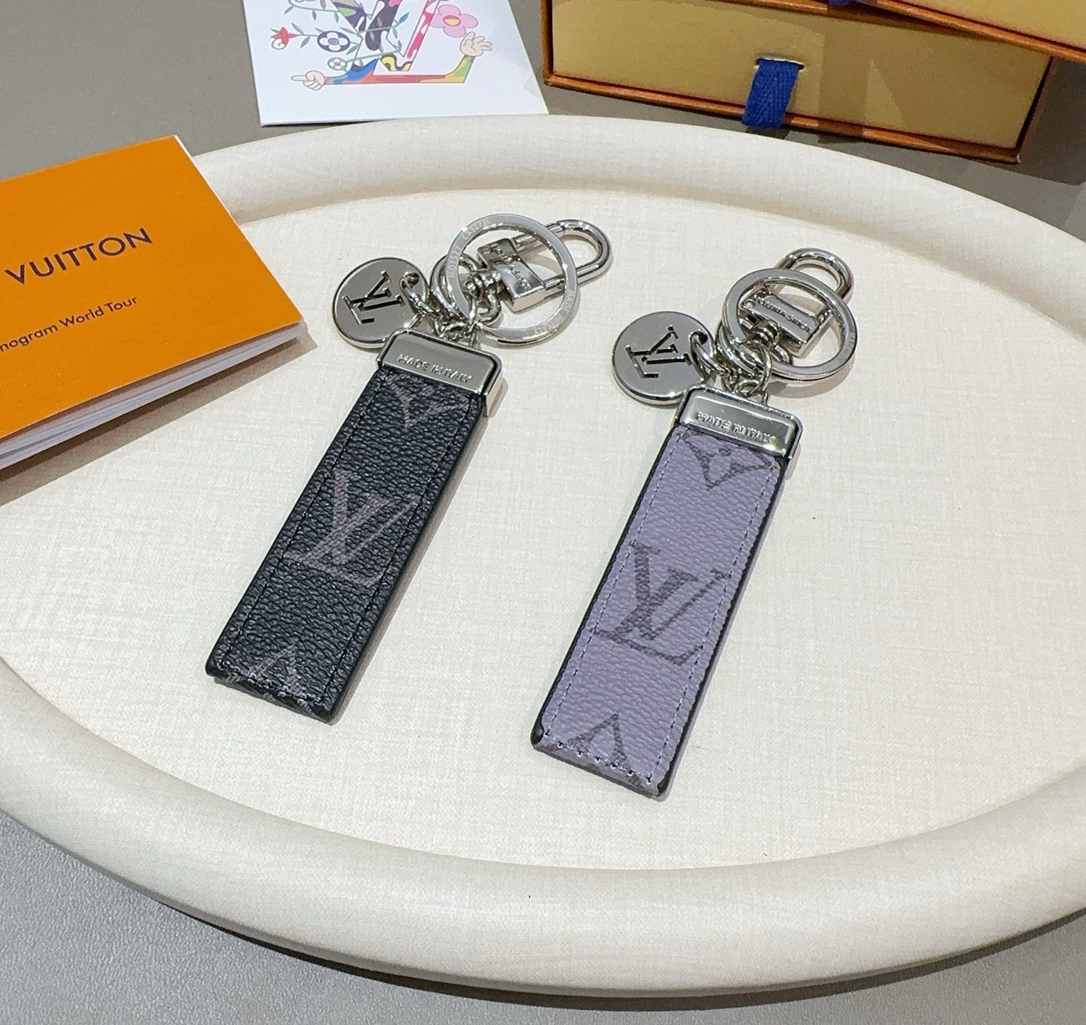 LV钥匙扣 车钥匙扣 挂件 借鉴旅行袋中的钥匙扣设计，可满足各种时尚品味的实用配饰。新版Monogram EcliPse