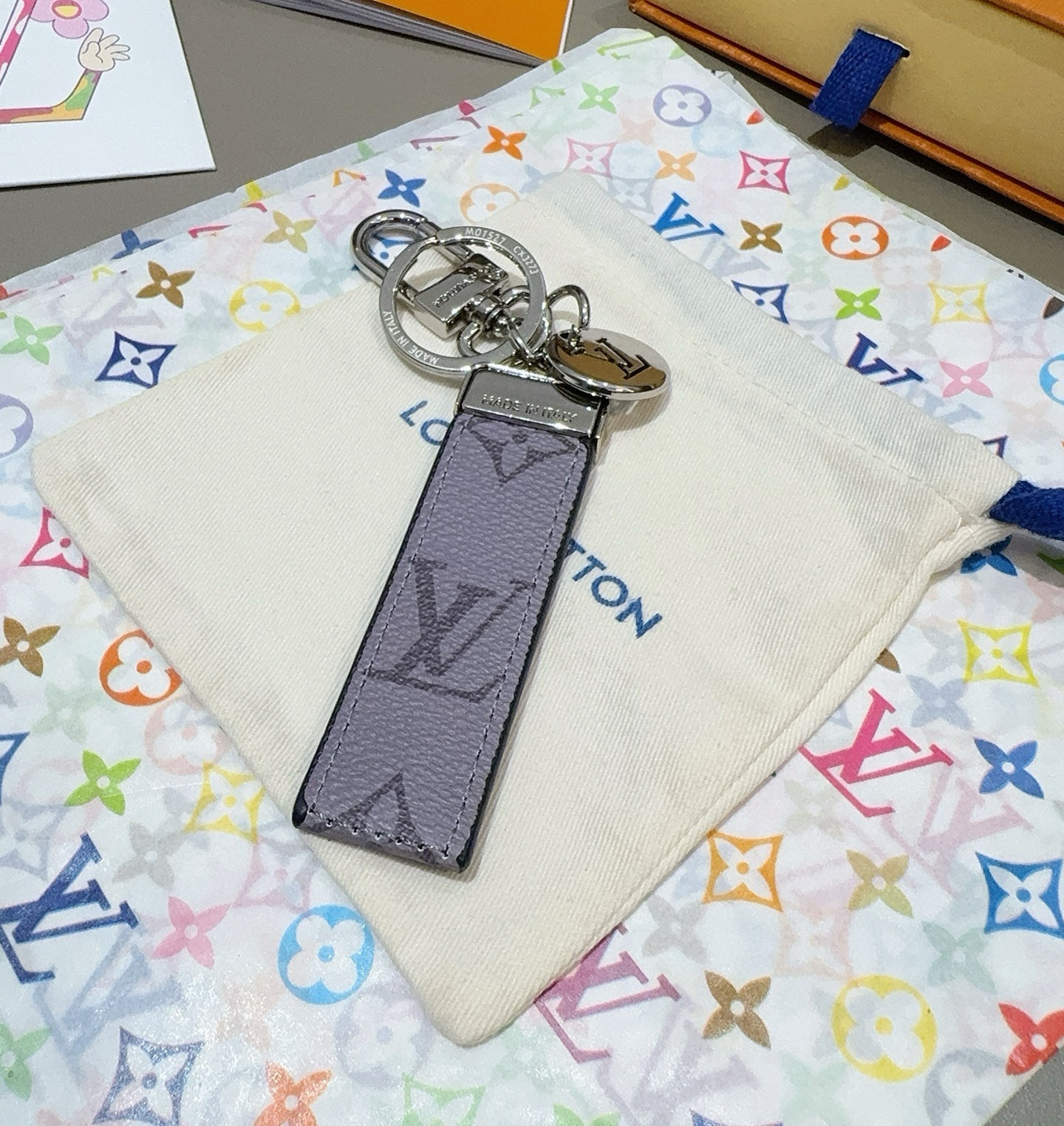LV钥匙扣 车钥匙扣 挂件 借鉴旅行袋中的钥匙扣设计，可满足各种时尚品味的实用配饰。新版Monogram EcliPse