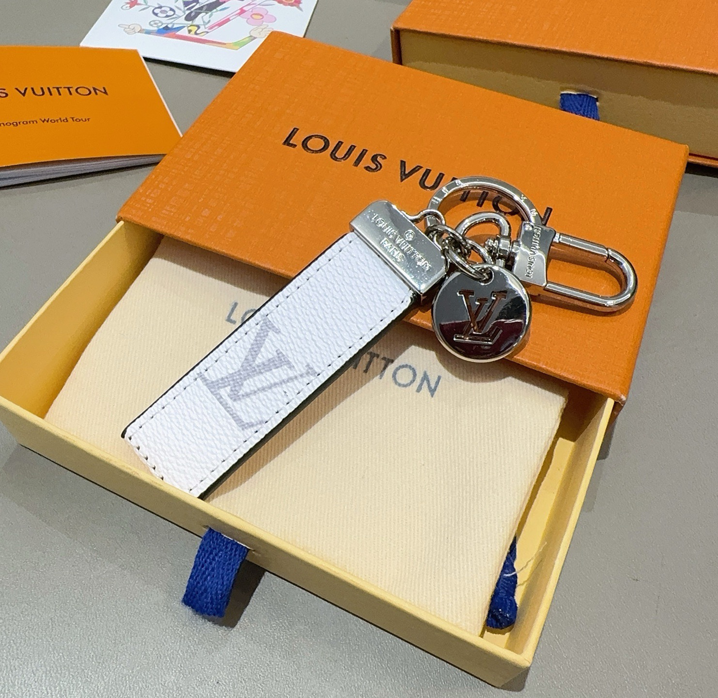 LV钥匙扣 车钥匙扣 挂件 借鉴旅行袋中的钥匙扣设计，可满足各种时尚品味的实用配饰。新版Monogram EcliPse