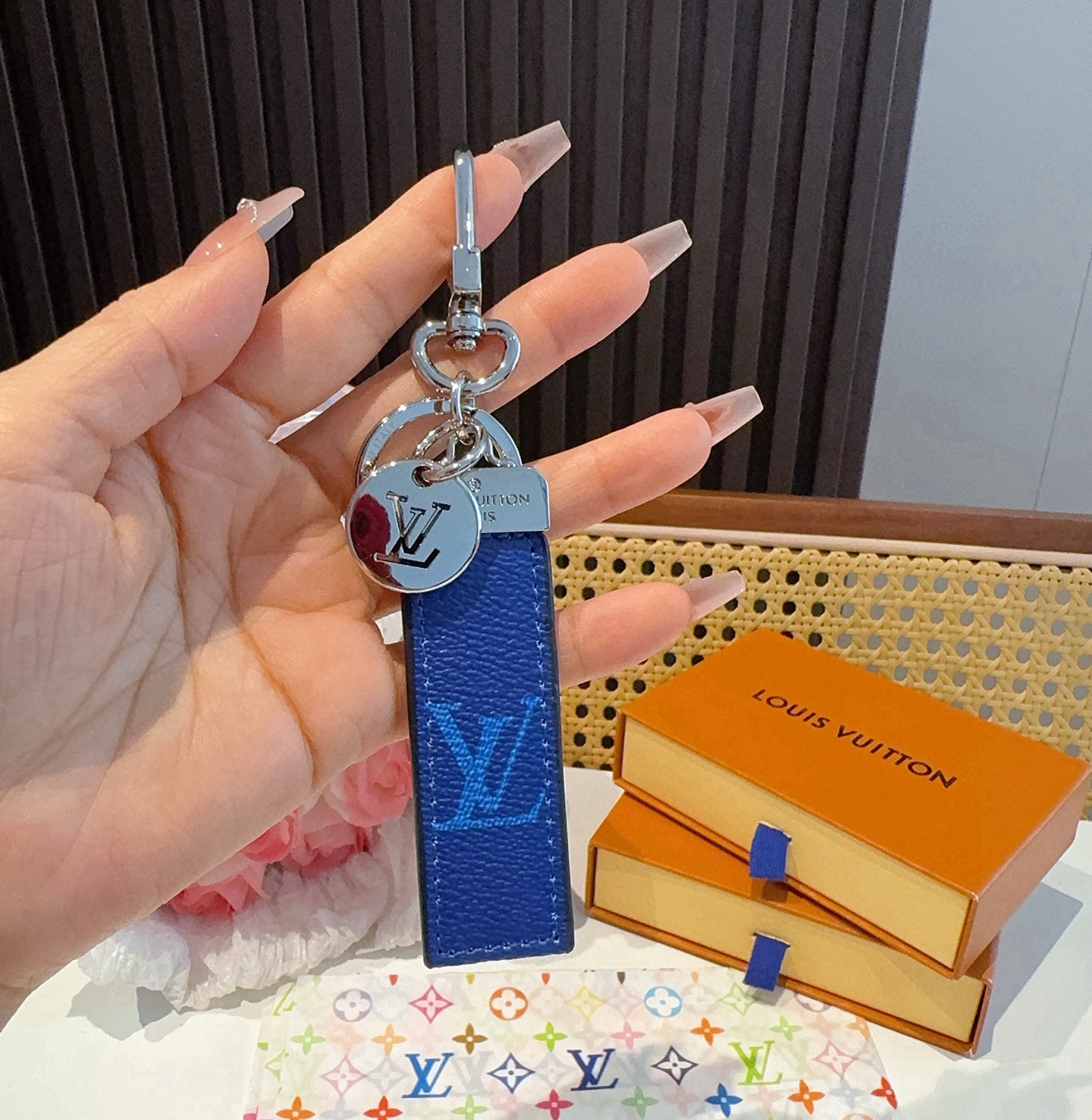 LV钥匙扣 车钥匙扣 挂件 借鉴旅行袋中的钥匙扣设计，可满足各种时尚品味的实用配饰。新版Monogram EcliPse