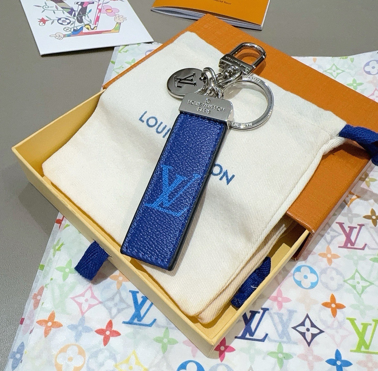 LV钥匙扣 车钥匙扣 挂件 借鉴旅行袋中的钥匙扣设计，可满足各种时尚品味的实用配饰。新版Monogram EcliPse
