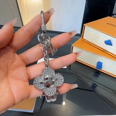 LV钥匙扣 薇薇安新款钥匙扣 包包挂件包饰 SPring Street Chain 包饰将 Monogram 花卉和 L LV钥匙扣 薇薇安新款钥匙扣 包包挂件包饰 SPring Street Chain 包饰将 Monogram 花卉和 L