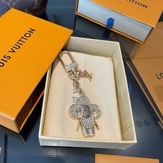 LV钥匙扣 薇薇安新款钥匙扣 包包挂件包饰 SPring Street Chain 包饰将 Monogram 花卉和 L LV钥匙扣 薇薇安新款钥匙扣 包包挂件包饰 SPring Street Chain 包饰将 Monogram 花卉和 L