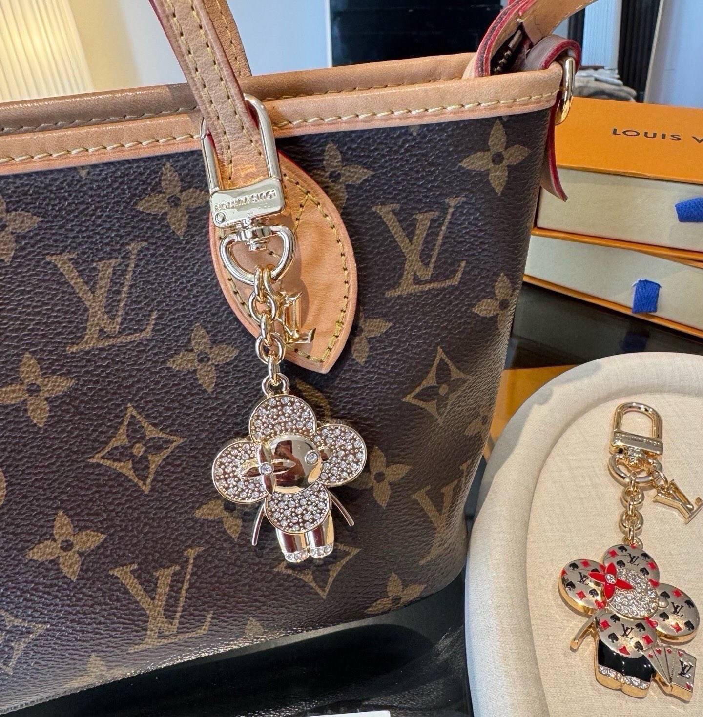 LV钥匙扣 薇薇安新款钥匙扣 包包挂件包饰 SPring Street Chain 包饰将 Monogram 花卉和 L